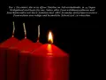 Vier rote Kerzen, eine brennend, symbolisieren den christlichen gesegneten 1. Advent.