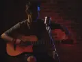 Mann stimmt seine Gitarre, bereit für die Aufnahme. Die Gitarren-Tunings sind entscheidend für den perfekten Klang.