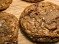 Galletas cookies caseras con trozos de chocolate y sal marina, recién horneadas y listas para disfrutar.