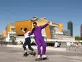 Ein Mann im lila Anzug auf einem Skateboard und eine Frau auf Rollschuhen tanzen vor der Philharmonie. Ein sonniger Tag heute in Berlin.