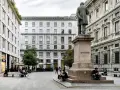 Piazza con statua e architettura elegante, dove si trova la bottega Veneta sede.