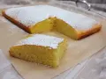 Ein saftiger Kuchen, bestäubt mit Puderzucker, ideal für glutenfreie rezepte mit reismehl.