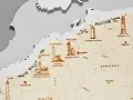 Mapa drewniana z zaznaczonymi latarniami morskimi w Polsce. Widoczne m.in. latarnie w Darłowie, Ustce, Jarosławcu, Czołpinie, Stilo i Jastarni.