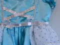 Détail d'une robe de princesse bleue avec laçage argenté. Un patron robe princesse gratuit à télécharger pour créer la magie.
