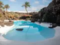 Basen w Jameos del Agua, wulkaniczne krajobrazy i palmy – to idealne miejsca, które warto zobaczyć na Lanzarote.