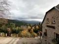 Kamienny budynek schroniska na Iglicznej z widokiem na jesienne góry.