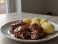 Pyszne policzki wieprzowe w sosie własnym z ziemniaczkami.