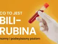 Ręka w rękawiczce trzyma probówkę z krwią. Tekst informuje o tym, czym jest bilirubina i kiedy jej poziom jest podwyższony.