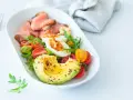 Sałatka z pieczonym mięsem, jajkiem, awokado i pomidorkami. Idealna na śniadanie, gdy chcesz poznać, na czym polega dieta keto.