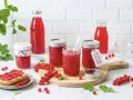 Johannisbeergelee, frisch zubereitet im Thermomix, strahlt in Gläsern und Flaschen. Ein Genuss für Brot und Desserts.