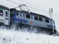 Lokomotywa PKP Intercity w zimowej scenerii. Różnica między TLK a IC to komfort i prędkość podróży.