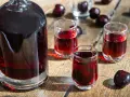 Ein Glas mit Kirsch-Wodka, perfekt für den Sommer. So einfach lässt sich Kirsch-Wodka selber machen!