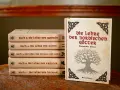 Bücherstapel mit Titeln über nordische Götter, Runen und Symbole. Ein Buch mit dem Titel "Die Lehre der nordischen Götter" steht vorne.