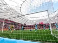 Piłkarze walczą o bramkę, kibice na trybunach, a gdzie liga mistrzów? Emocje sięgają zenitu na zielonej murawie stadionu.