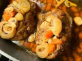 Dwie soczyste golonki, gotowane i pieczone, w aromatycznym sosie z marchewką, cebulą i grzybami. Najlepsza golonka gotowana i pieczona.