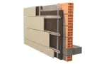 Sezione di una facciata ventilata: pannelli esterni, isolante, struttura metallica e muro portante in laterizio. Valutare pro e contro.