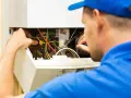 Tecnico ripara caldaia Immergas, il display non si accende.
