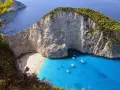 Widok na Navagio, słynną plażę wraku na Zakynthos, jednej z najpiękniejszych wysp w Grecji. Turkusowa woda, biały piasek i wapienne klify tworzą rajski krajobraz.