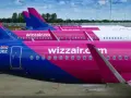 Rząd różowych samolotów Wizzair na płycie lotniska. Może to być widok przed lub po zwrocie biletu Wizzair.