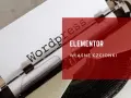 Jak dodać czcionkę do Canva? Na zdjęciu maszyna do pisania z napisem "Wordpress Elementor Własne czcionki".