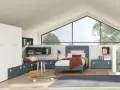 Un accogliente **letto sotto la finestra** in una stanza moderna, con armadio bianco, librerie blu e un pallone da basket.