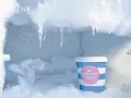 Eisige Eiszapfen hängen über einem Eiscremebecher. Das zeigt, was bedeutet no frost: keine Eisbildung, nur gefrorene Köstlichkeiten.