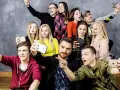 Grupa młodych ludzi, 19+ obsada, robi sobie selfie.