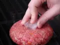 Myśląc o idealnym burgerze: Jak zrobić soczyste mięso w domu?