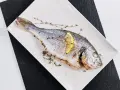 Dorada a la espalda, horneada con limón y tomillo, lista para disfrutar.