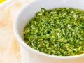 Un invitante bagnetto verde piemontese, fresco e profumato, pronto per condire la pasta.