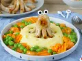 Kreatives Abendessen für Kinder: Wurst-Oktopus auf Kartoffelbrei mit Erbsen und Karotten. Ein lustiges Gericht, das Kinder lieben werden!