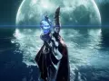 Renna, la hechicera de Elden Ring, sostiene un orbe azul brillante bajo una gran luna.