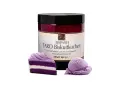 Lila Taro Biskuitkuchen-Eiscreme-Paste in einem Glas, daneben ein Stück Kuchen und eine Kugel Eis.