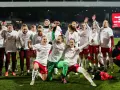 Radosne polskie piłkarki świętują zwycięstwo na murawie, dumne z napisów na koszulkach "Czas na naszą historię".