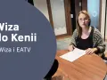 Kobieta przy biurku omawia wiza do Kenii. Informacje o eWizie i EATV.