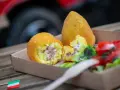 Arancini co to? Pyszne, złociste kulki ryżowe z nadzieniem, podane z sałatką. Idealna włoska przekąska.