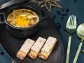 Œuf cocotte aux champignons et foie gras, servi avec des toasts. Un délice pour une recette de fête.