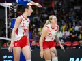 Dwie siatkarki w biało-czerwonych strojach cieszą się z udanej akcji. Emocje na boisku, siatkówka dzisiaj w najlepszym wydaniu!