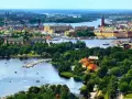 Blick auf Stockholm mit Wasserwegen und grünen Ufern. Perfekt für ein Auslandspraktikum in Schweden.