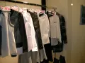 Eleganckie ubrania w stylu włoskich projektantów mody: białe bluzki, czarne marynarki i sukienki w kratę, wszystko na wyprzedaży.