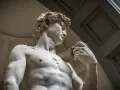 Rzeźba Dawida, arcydzieło Michała Anioła, ukazuje młodego bohatera w chwili skupienia przed walką.