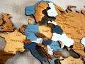 Drewniana mapa Europy z zaznaczonymi krajami. Widoczne m.in. Francja, Niemcy, Polska, Włochy, Skandynawia. Eog co to? To piękna dekoracja ścienna.