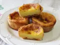 Pastel de arroz con relleno cremoso y masa hojaldrada, servido en un plato blanco.