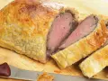 Saftiges Rinderfilet im Blätterteig, perfekt geschnitten, bereit als Hauptgericht mit passenden Beilagen.