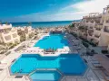 Imperial Shams Abu Soma: opinie o hotelu z basenami i widokiem na morze. Relaks na leżakach pod palmami.