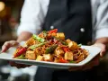 Talerz pełen aromatycznego makaronu z tofu, chrupiącymi warzywami i sosem. Idealne danie dla miłośników kuchni azjatyckiej.