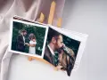 Otwarta księga z fotografiami ślubnymi, ukazująca parę w intymnych chwilach. To dowód na to, że miłość i przeznaczenie cytaty są prawdziwe.