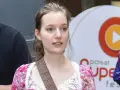 Zuzanna Jurczak, The Voice of Poland, w kwiecistej sukience z koronką, z brązowym paskiem przez ramię.