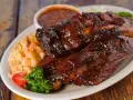 Soczyste żeberka w sosie BBQ, podane z puree ziemniaczanym i fasolką. Idealna marynata do żeberek sprawia, że mięso jest kruche i aromatyczne.