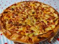 Torta salata con zucchine e prosciutto cotto, dorata e invitante, pronta per essere gustata.